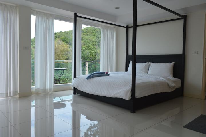 Room 4 of 353