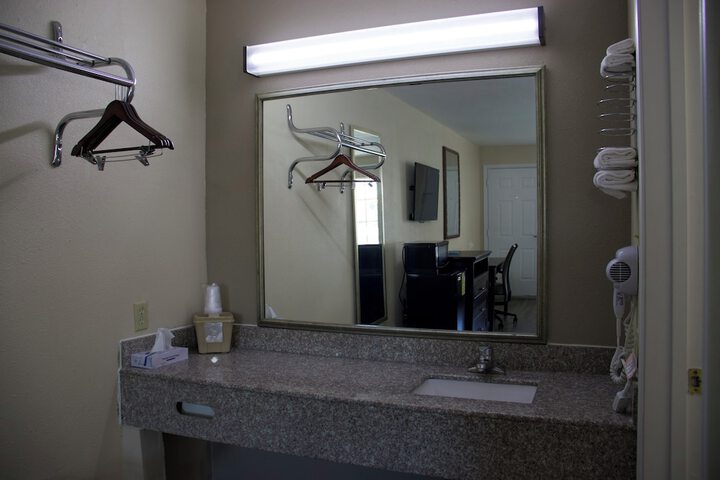 2 Double Beds (7 of 8)