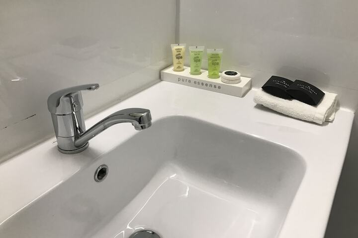 Room 27 of 33