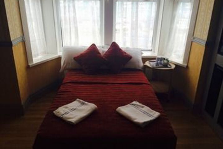Room 6 of 12