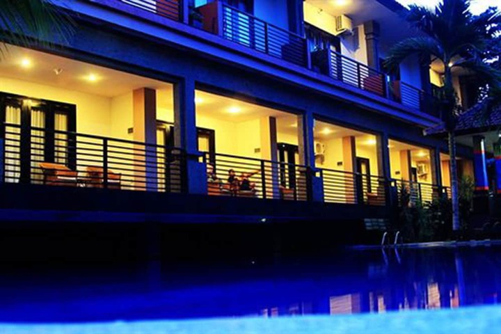 Hotel with Pool