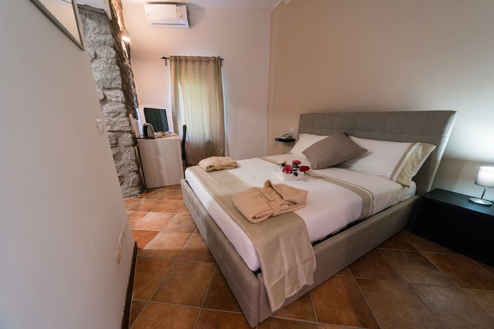 Room 9 of 38
