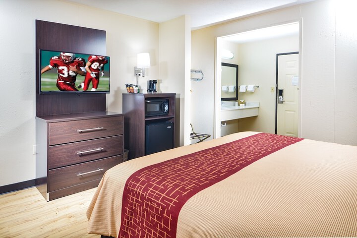 Deluxe King Bed Accessible (7 of 10)
