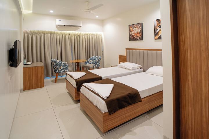 Room 12 of 25