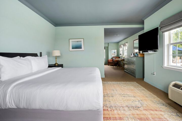 1 King Bed Partial Harbour View Balcony (23 of 42)