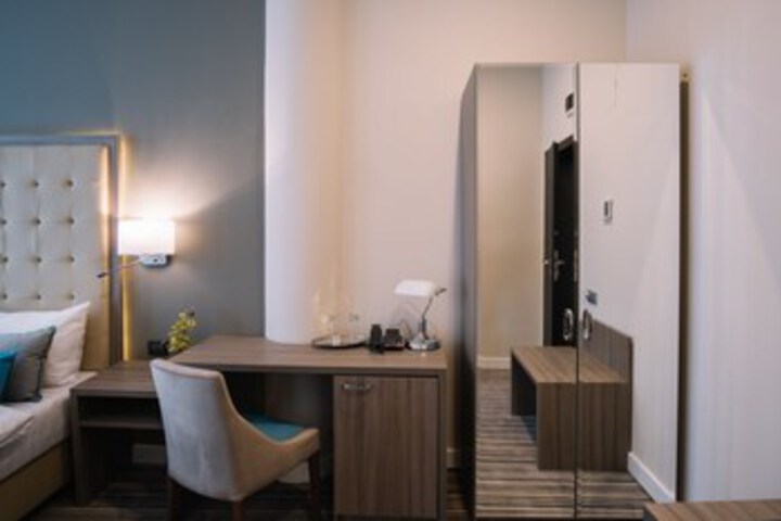 Room 33 of 48