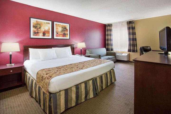 1 King Bed (3 of 17)