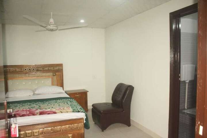 Room 9 of 18
