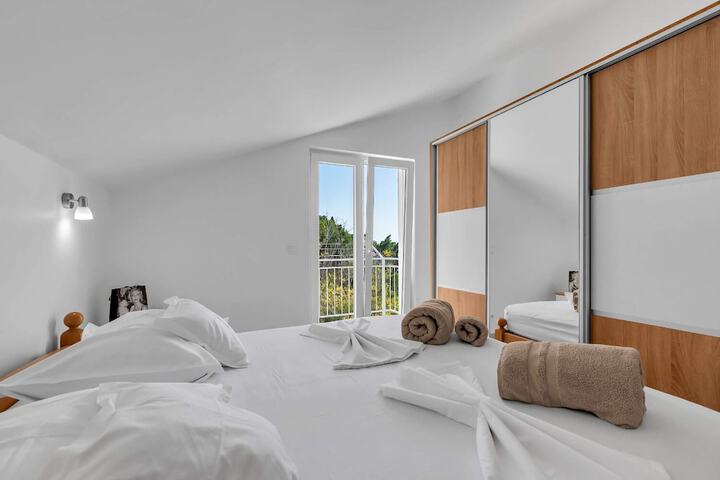 Room 10 of 18