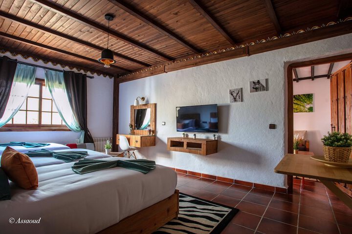 Room in Bungalow - Bungalow Triple 6 - El Cortijo Chefchaeun Hotel & Spa B&b in Derdara