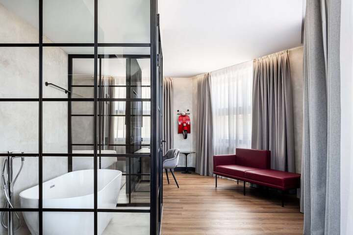 Room 41 of 102