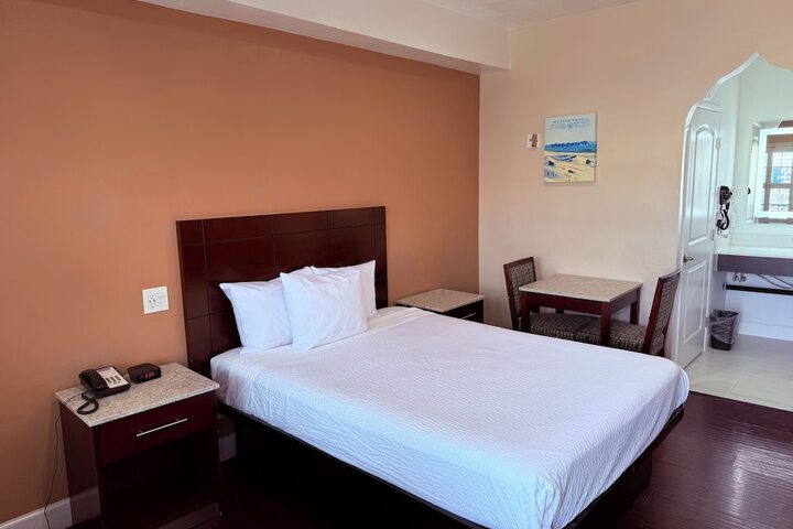 1 Queen Bed (7 of 8)