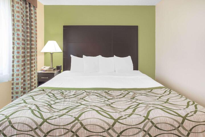 1 Queen Bed Accessible Room (4 of 12)