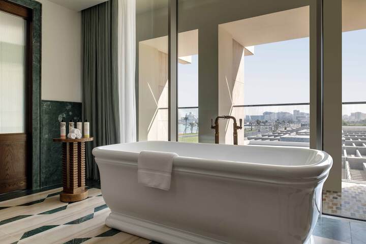 Room 32 of 60