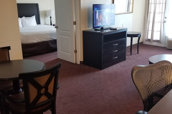 1 King Bed Accessible (43 of 50)