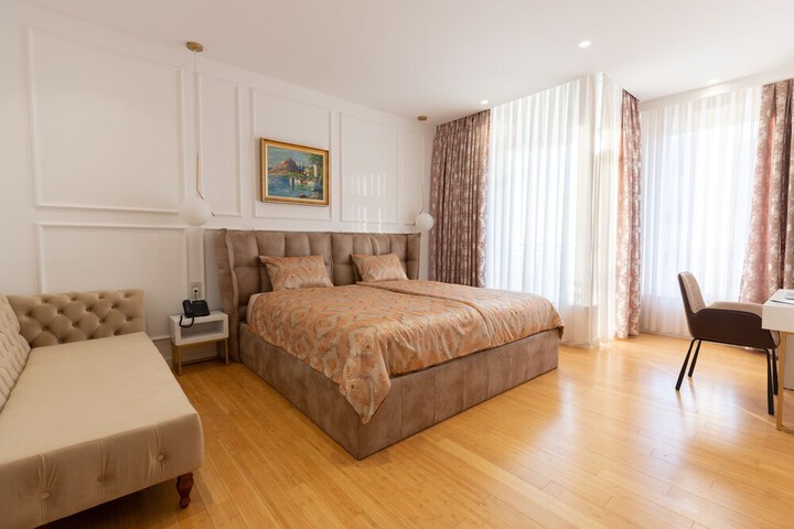Room 33 of 81