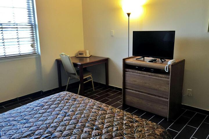 1 Queen Bed Room (7 of 7)
