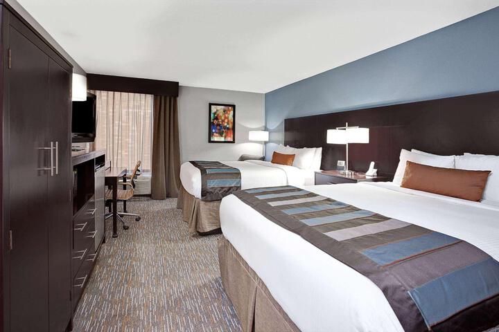 2 Queen Beds (2 of 2)