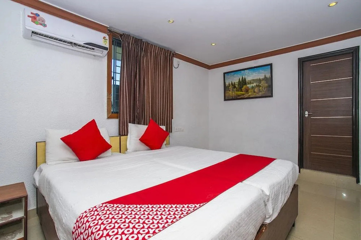 Room 4 of 16