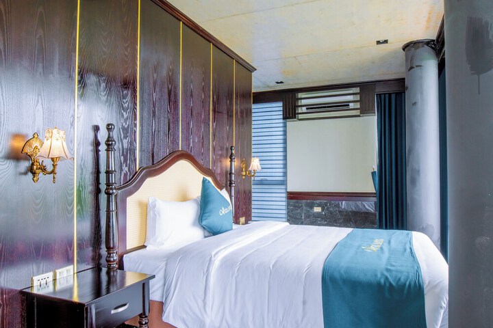 Room 34 of 190
