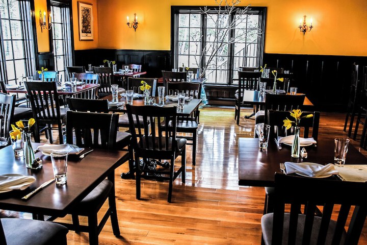 Dining 15 of 17