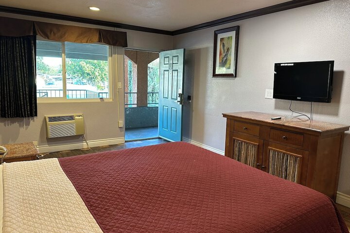 1 King Bed (2 of 12)
