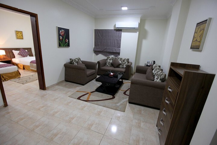 Lounge 40 of 63