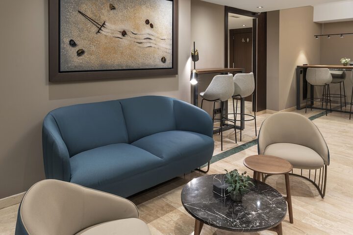 Lounge 44 of 62