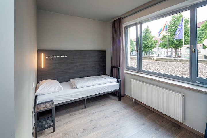 Room 8 of 32