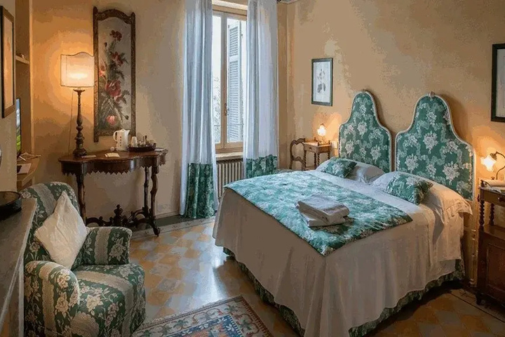 Room 6 of 12