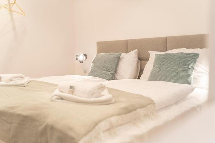 Room 3 of 8
