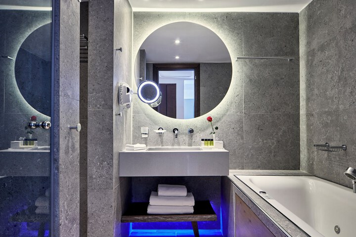 Room 42 of 68