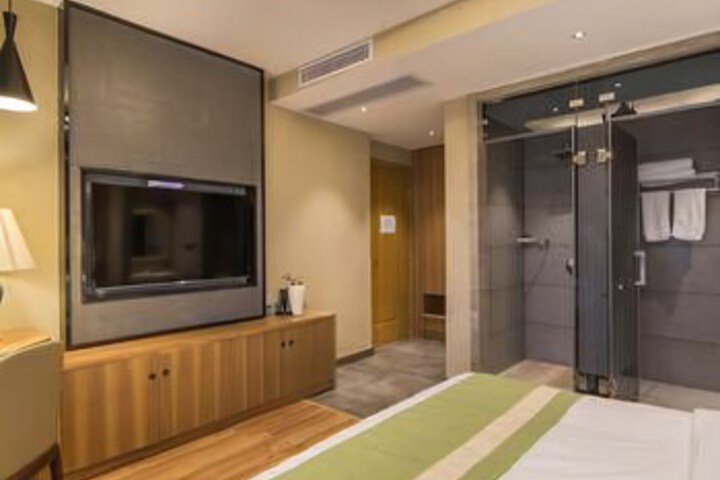 Room 5 of 9