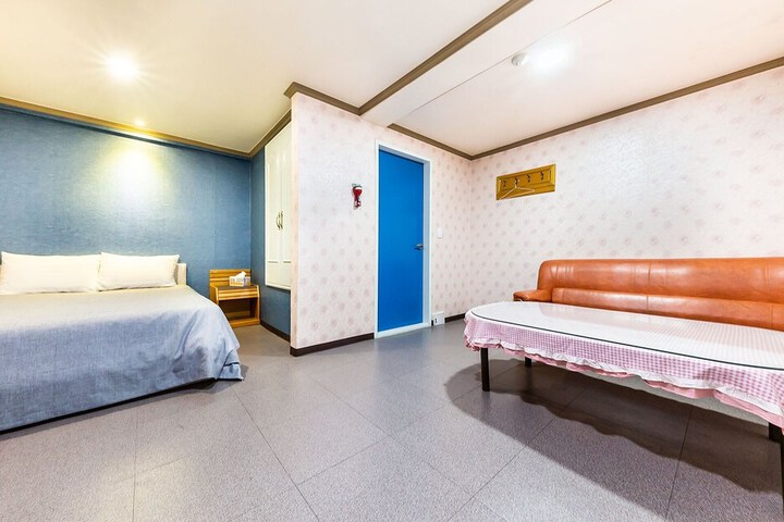 Room 11 of 12