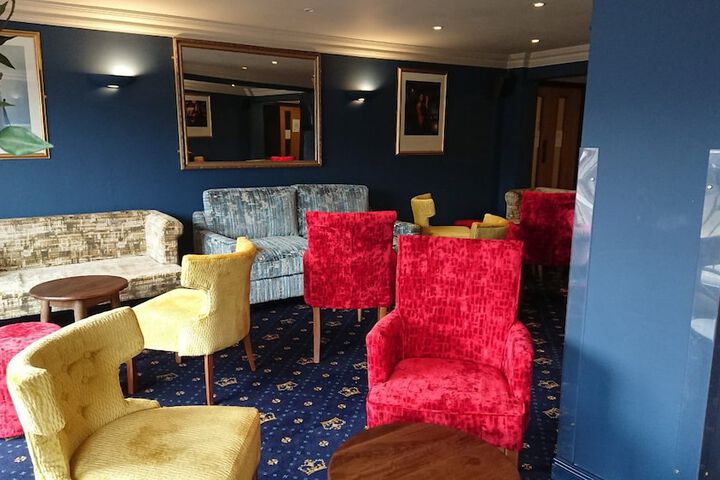Lounge 196 of 216