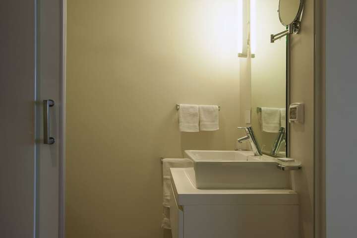 Room 33 of 62
