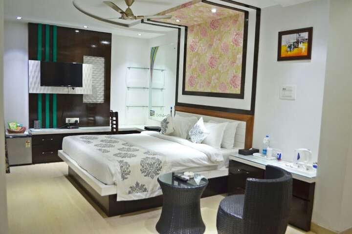 Room 6 of 17