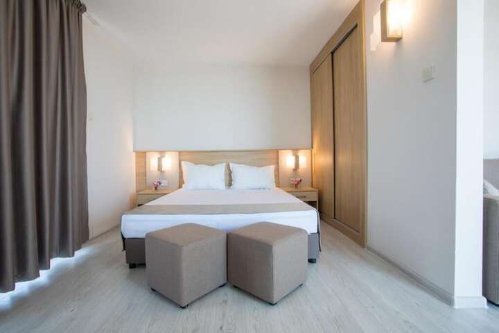 Room 12 of 100