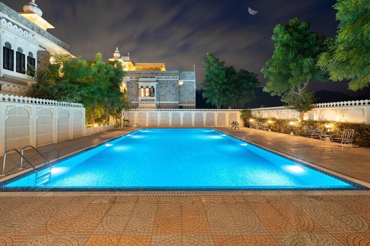 Hotel with Pool