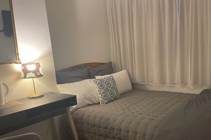 Room 8 of 80