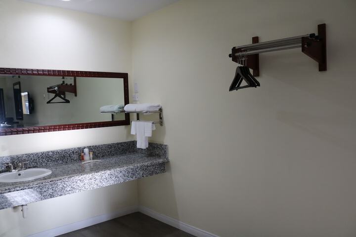Premium King Bed (3 of 14)