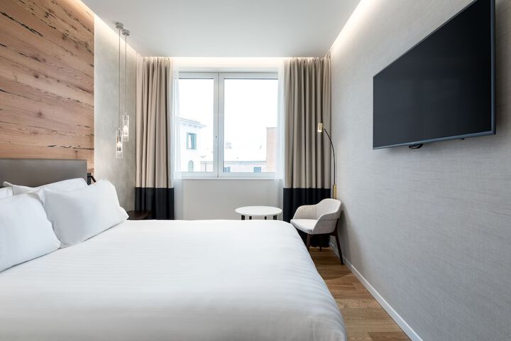 Room 6 of 63