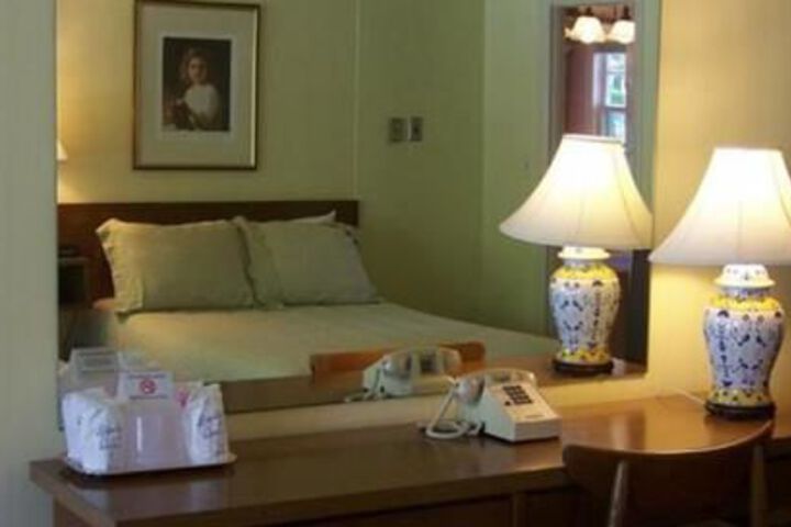 Room 4 of 18