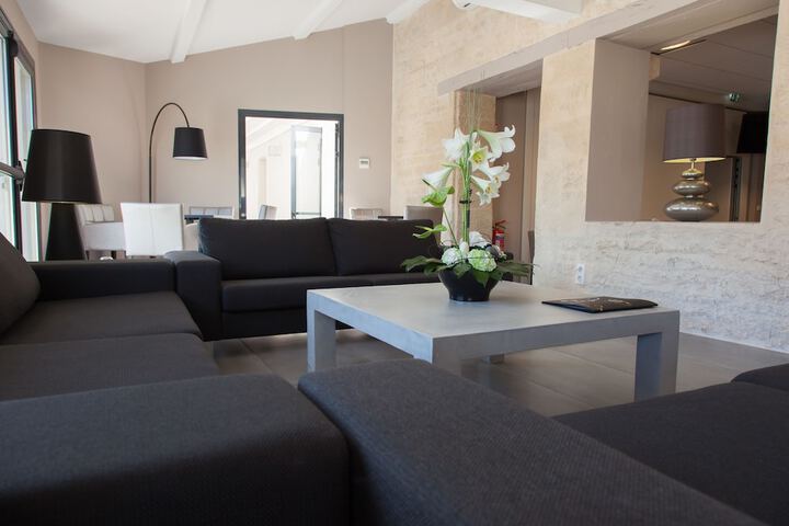 Lounge 26 of 32