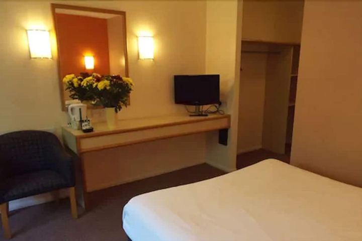 Room 7 of 33