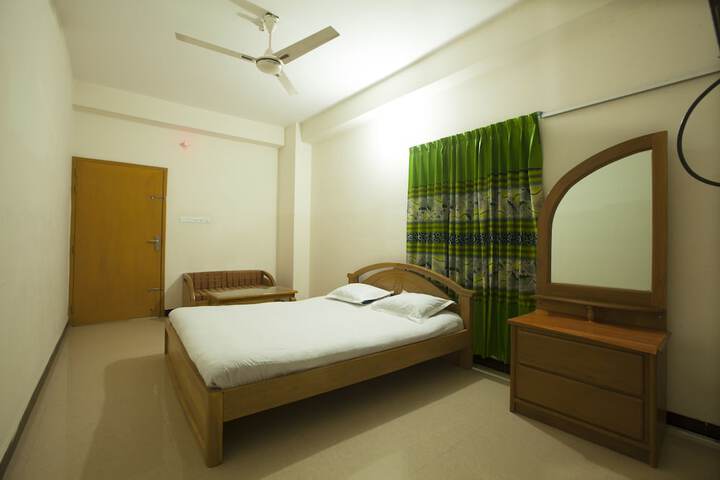 Room 6 of 9