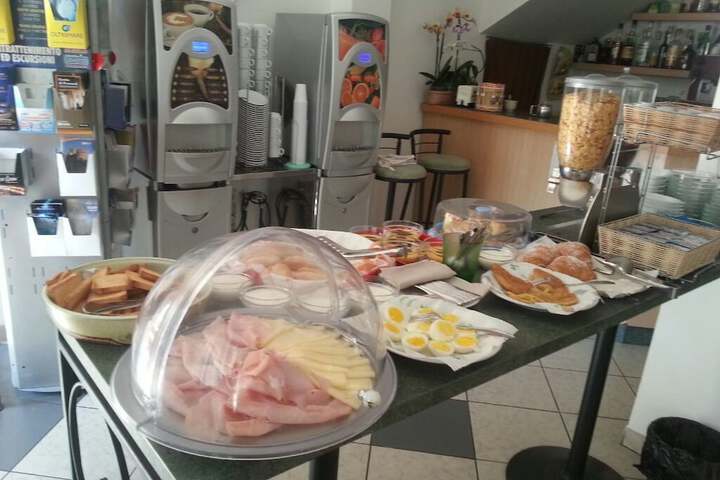 Breakfast/Coffee Service 30 of 61