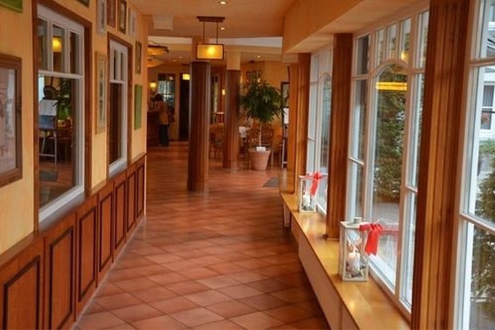 Ballroom/Hall 19 of 25