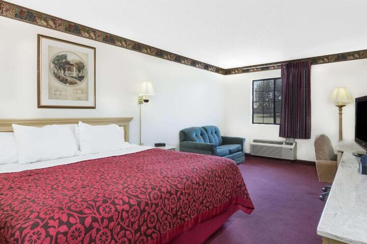 1 King Bed (3 of 5)