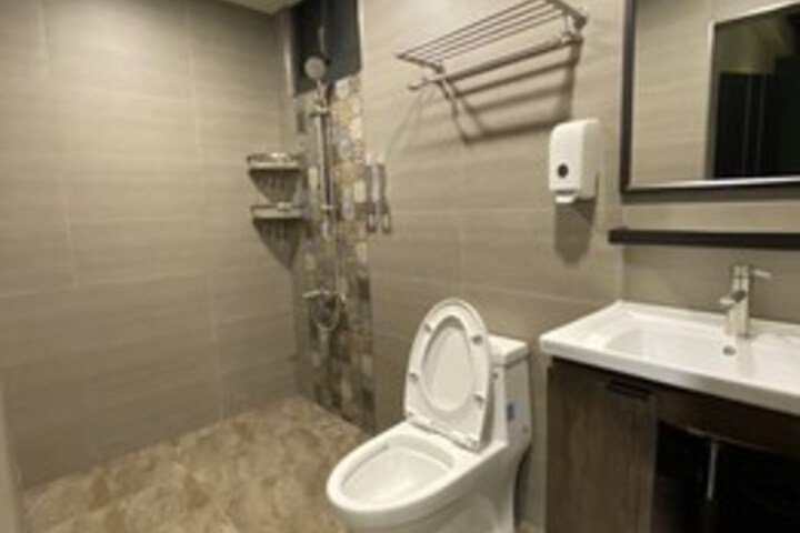 Room 4 of 89